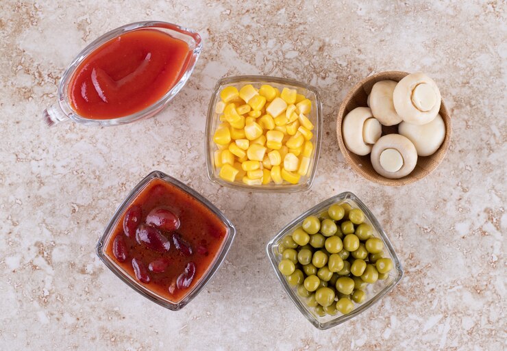 Photo gratuit condiments et portions de légumes dans des bols