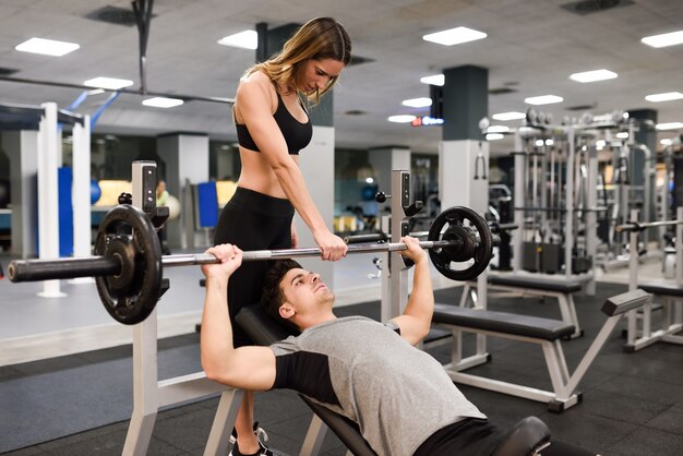 conditionnement physique jeune train de bodybuilder fond