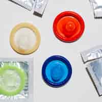 Photo gratuite condoms non étalés à plat sur fond blanc
