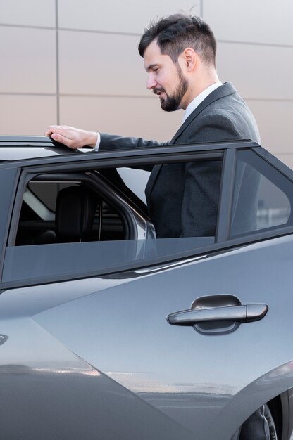 Conducteur avec porte de voiture ouverte