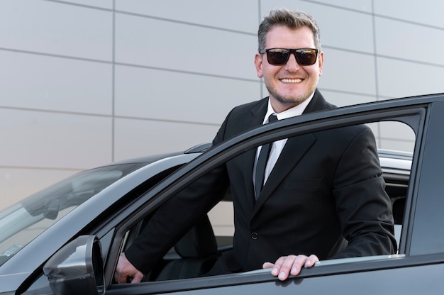 Conducteur avec porte de voiture ouverte