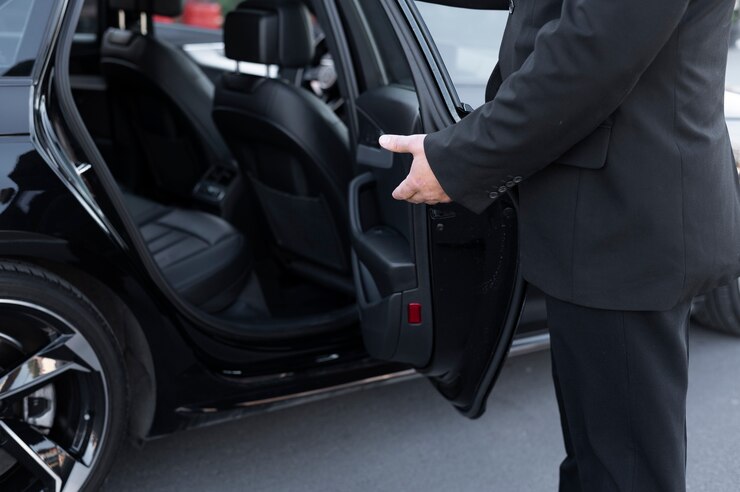 Photo gratuit conducteur avec porte de voiture ouverte