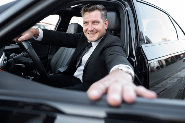 Conducteur avec porte de voiture ouverte