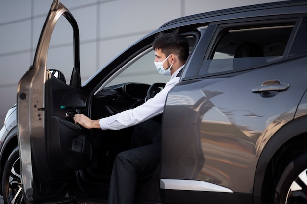 Conducteur avec porte de voiture ouverte