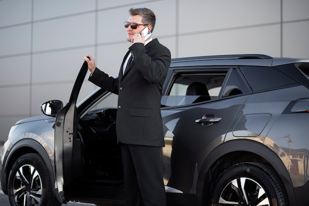 Conducteur avec porte de voiture ouverte