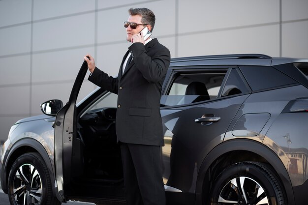 Conducteur avec porte de voiture ouverte