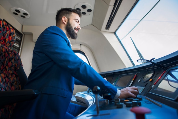 Conducteur professionnel assis dans le cockpit et l'exploitation d'un train à grande vitesse