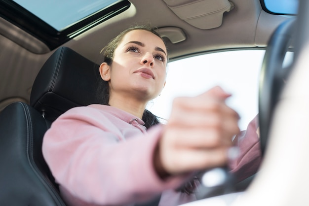 Conducteur à vue réduite changeant de vitesse