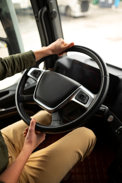 Photo gratuite conductrice professionnelle à angle élevé dans un camion