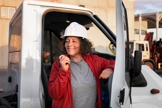 Conductrice professionnelle avec van ou wagon