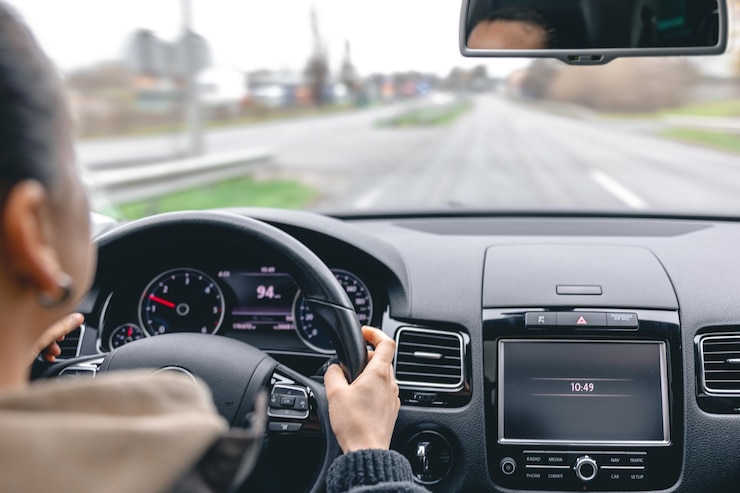 Photo gratuit conductrices mains sur un volant de voiture