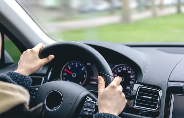 Photo gratuite conductrices mains sur un volant de voiture