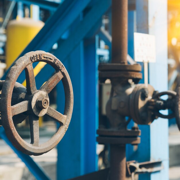 Conduites d&#39;acier et câbles dans une usine