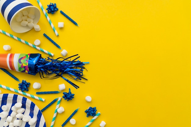 Cône cadeau et bonbons sur fond jaune