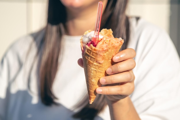 Photo gratuite un cône de crème glacée appétissant dans les mains d'une femme