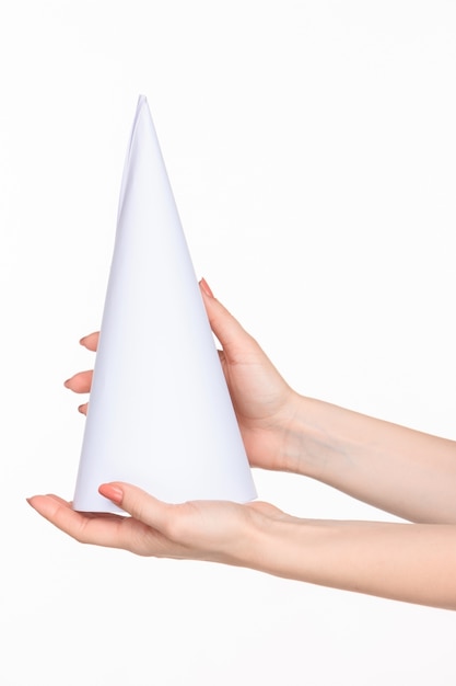 Photo gratuite le cône en mains féminines sur un espace blanc