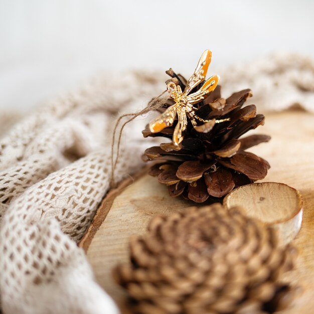 Cônes sur une souche en bois entourée de textiles en dentelle blanche