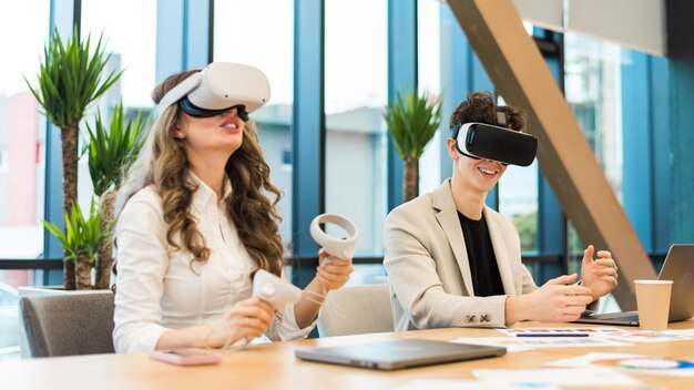 Conférence d'affaires en VR dans un bureau