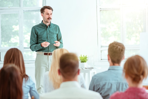 Conférencier lors d'une réunion d'affaires dans la salle de conférence. Concept d'entreprise et d'entrepreneuriat.