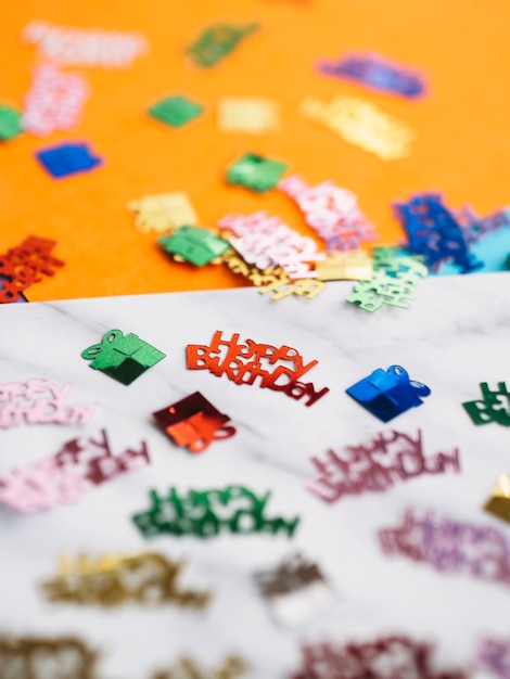 Confetti de mots joyeux anniversaire coloré