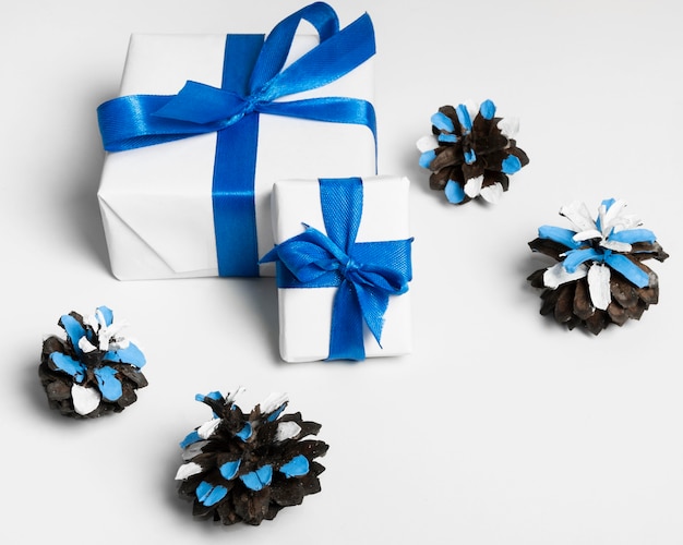 Confettis et cadeaux emballés Happy Hanukkah