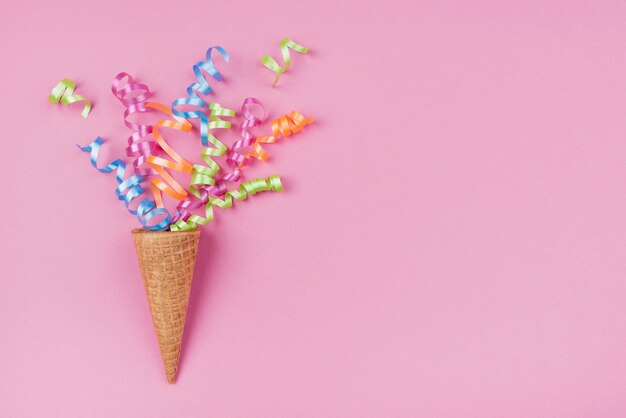 Confettis dans un cornet de glace avec un espace de copie rose