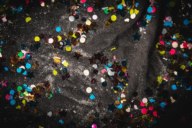 Confettis multicolores sur textile foncé