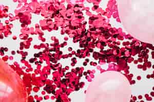 Photo gratuite confettis roses et ballons en mise en page