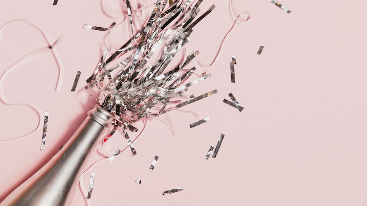 Photo gratuit confettis sortant d'une bouteille de champagne à la fête