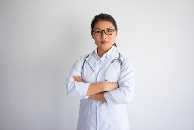 Confiant belle jeune femme asiatique médecin.