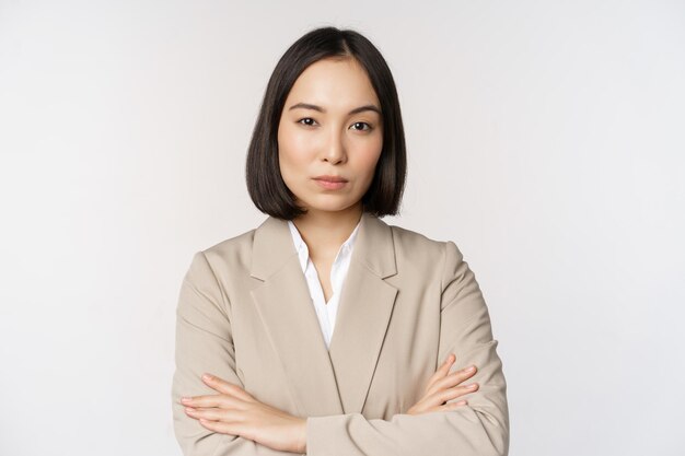 Confiant femme entrepreneur femme d'affaires asiatique debout au pouvoir pose homme d'affaires professionnel croiser les bras sur la poitrine debout sur fond blanc