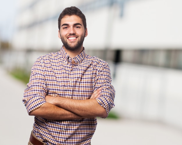 Photo gratuite confiant homme debout avec les mains croisées.