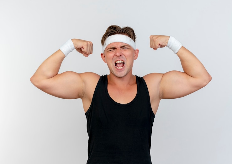 Photo gratuit confiant jeune bel homme sportif portant bandeau et bracelets gesticulant fort isolé sur blanc