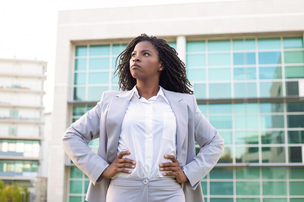 Confiant jeune femme d'affaires avec les mains sur la taille