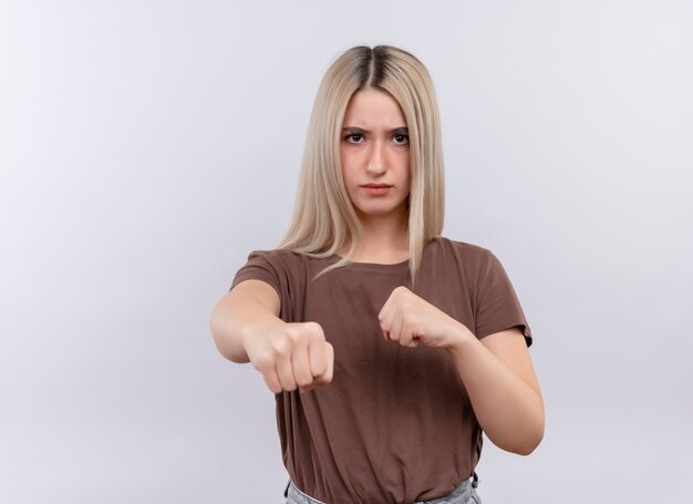 Confiant jeune fille blonde faisant le geste de boxe sur un espace blanc isolé avec copie espace