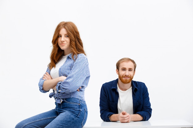 Confiant Pose De Courple Rousse Souriante