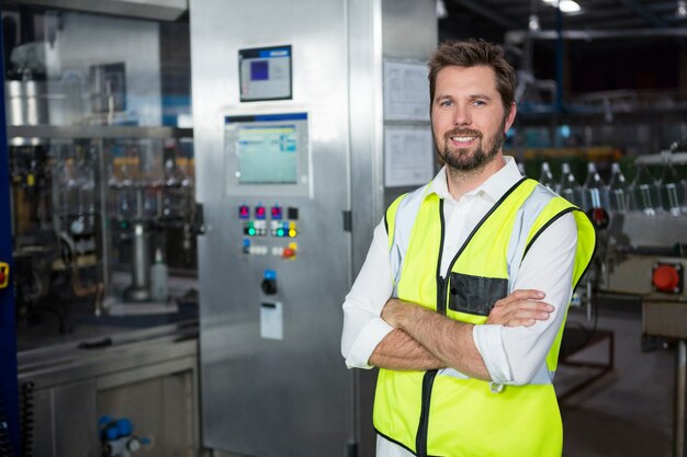 Confiant travailleur masculin debout dans l'usine