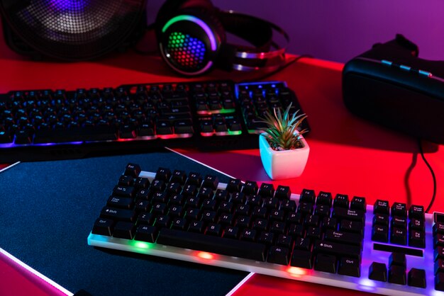 Configuration de bureau de jeu au néon éclairé en dégradé avec clavier