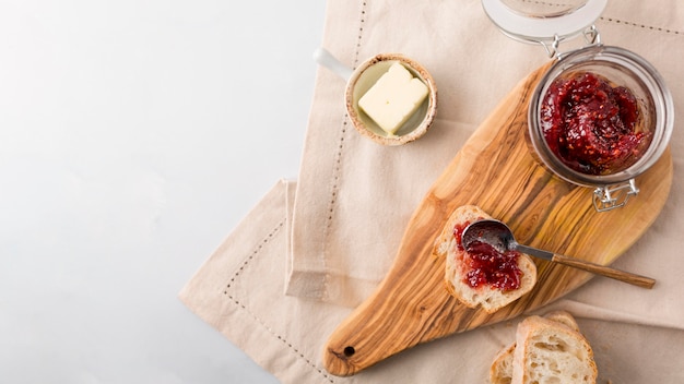 Confiture de baies sauvages maison sur planche à découper