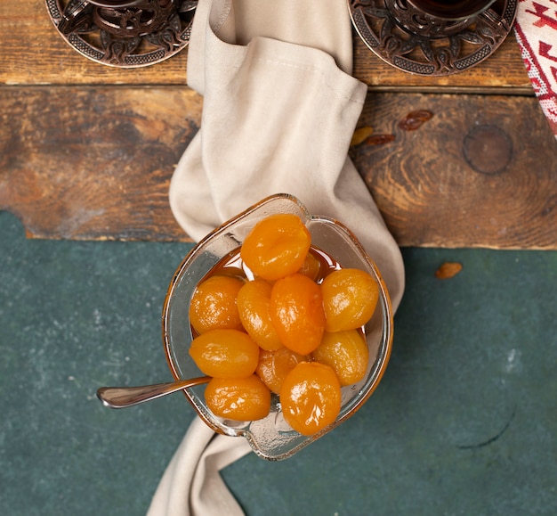 Photo gratuite confiture de châtaignes sur la planche de bois vue de dessus