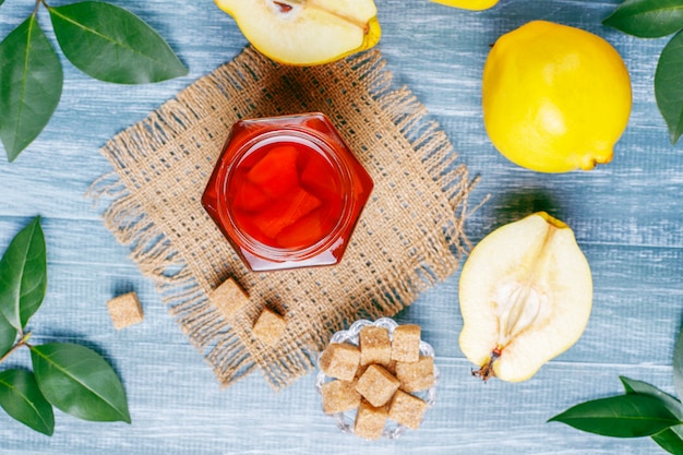 Confiture de coing maison délicieuse et saine en verre