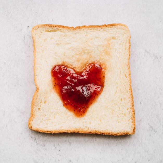 Confiture en forme de coeur sur du pain grillé