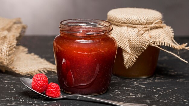 Confiture de framboises dans des bocaux en verre