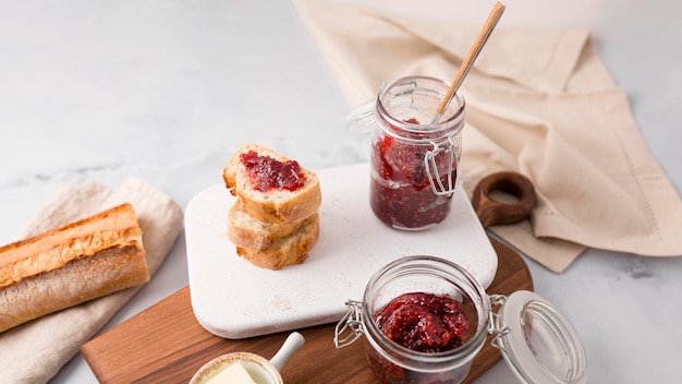 Confiture de fruits des bois et tranches de pain maison