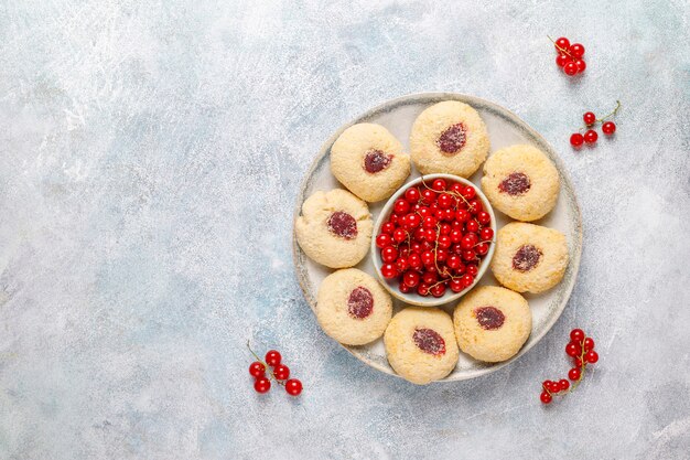 Confiture de groseille rustique rustique faite maison avec des biscuits à la noix de coco