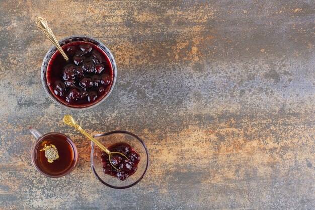 Confiture maison avec tasse de thé sur rustique