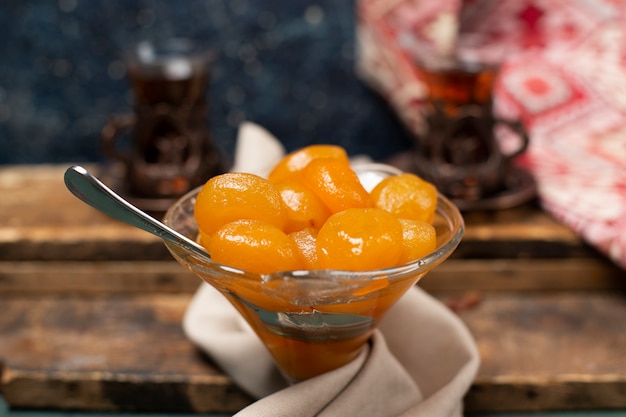 Confiture de marrons traditionnelle dans un récipient en verre