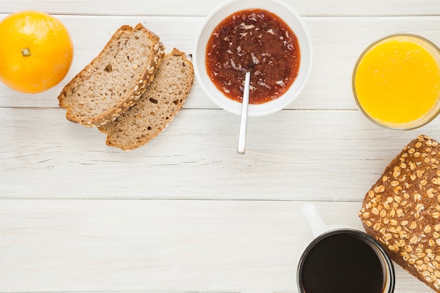 Photo gratuite confiture, pain et jus