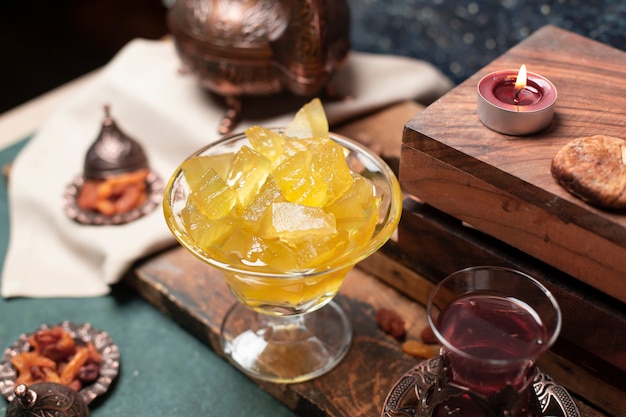 Confiture de pastèque et un verre de thé