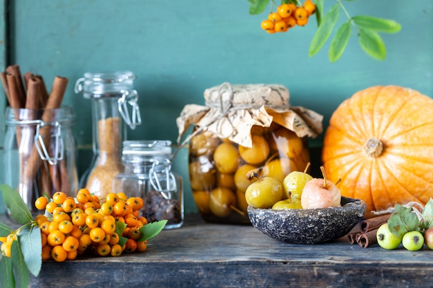 Confiture de pommes paradis et pommes paradis au sirop de sucre sur une vieille surface en bois